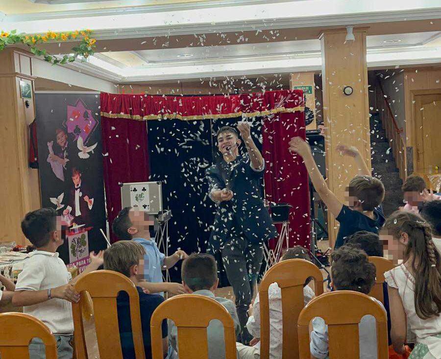 Momento del final del show de Das El Mago con niños alrededor alborotados en un show donde ha ido con magos para comuniones