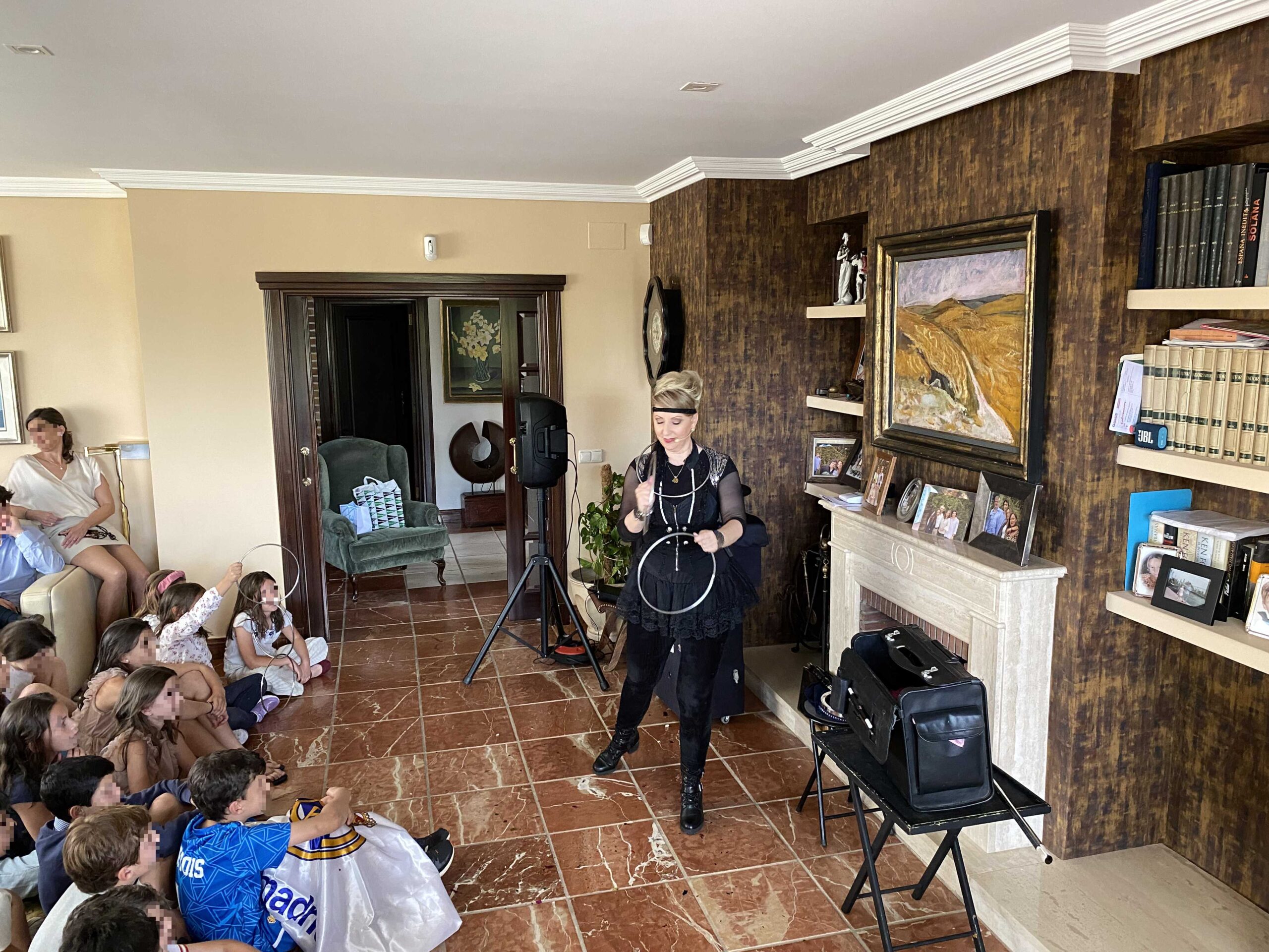 Momento del espectáculo de Dream en un evento privado en una casa.