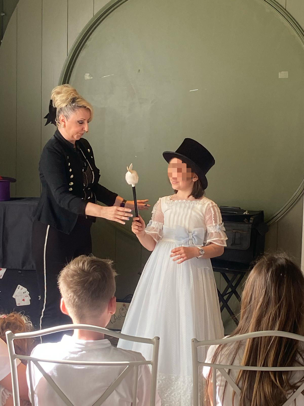 Maga Dream, una de magos para comuniones de IluminARTE en una comunión junto a la niña de la comunion
