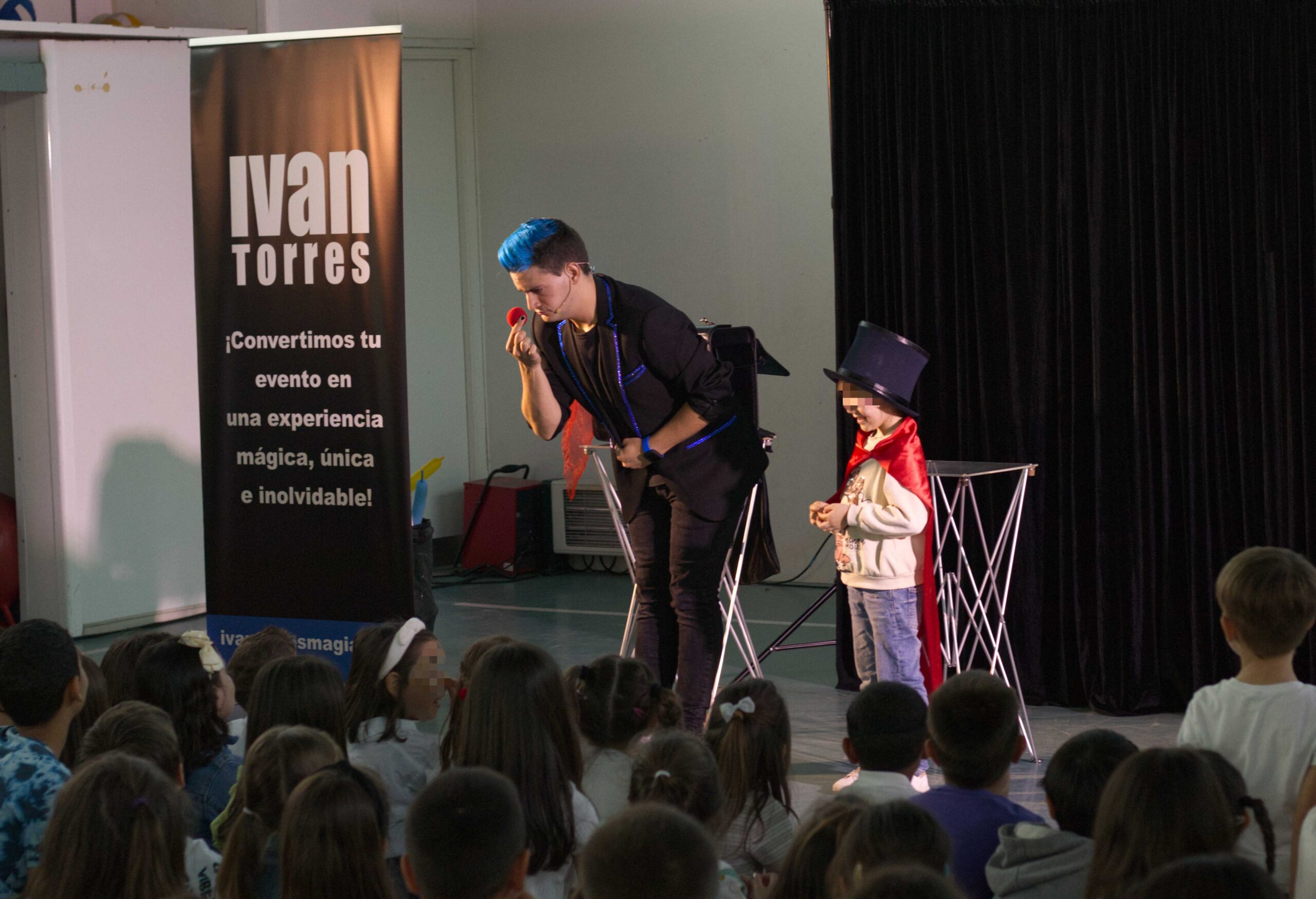 Foto para promocionar los espectáculos para colegios donde se ve Ivan Torres y un niños en un show de magia para contratar espectáculos