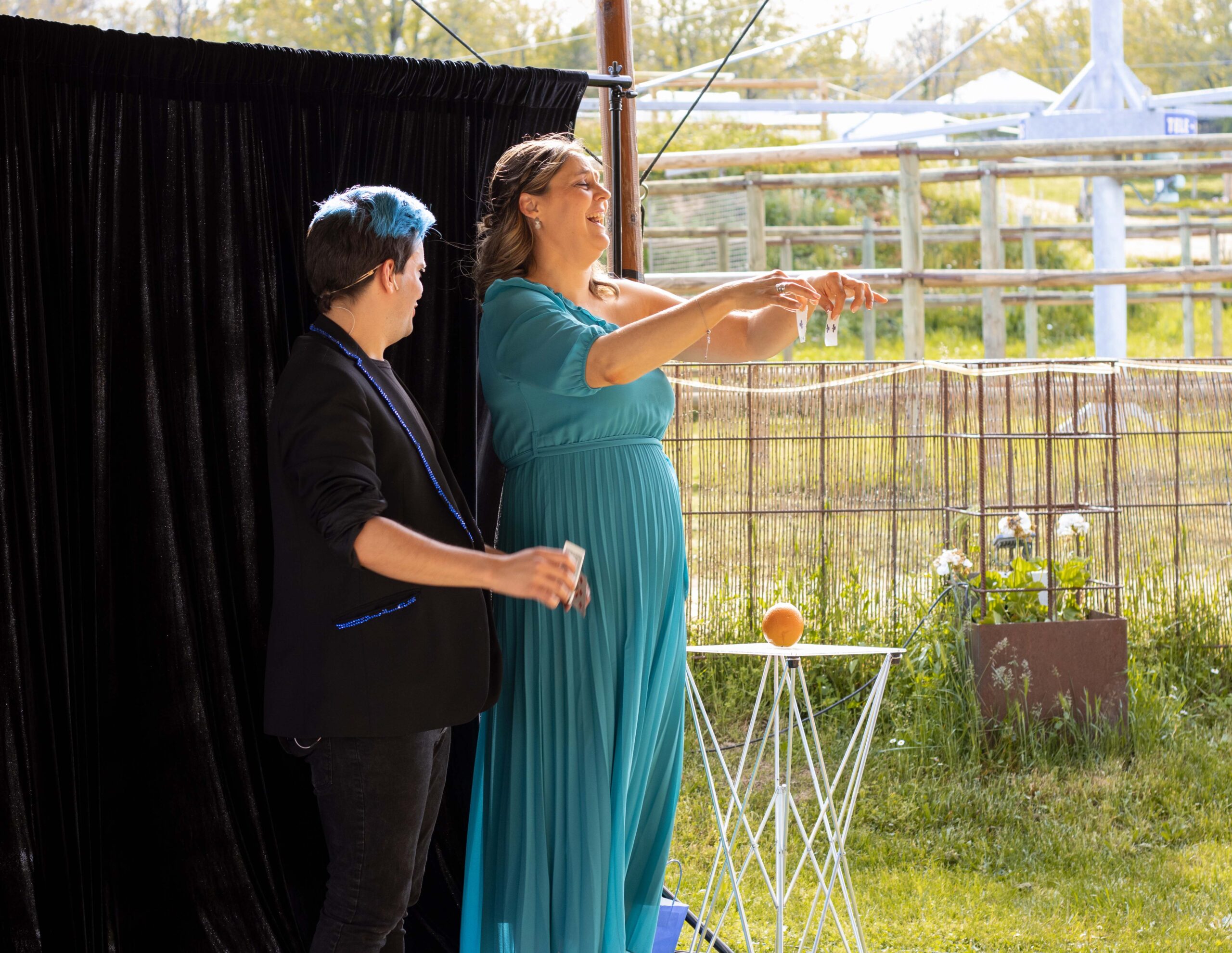 Magos para comuniones Ivan Torres en una comunión actuando con una señora