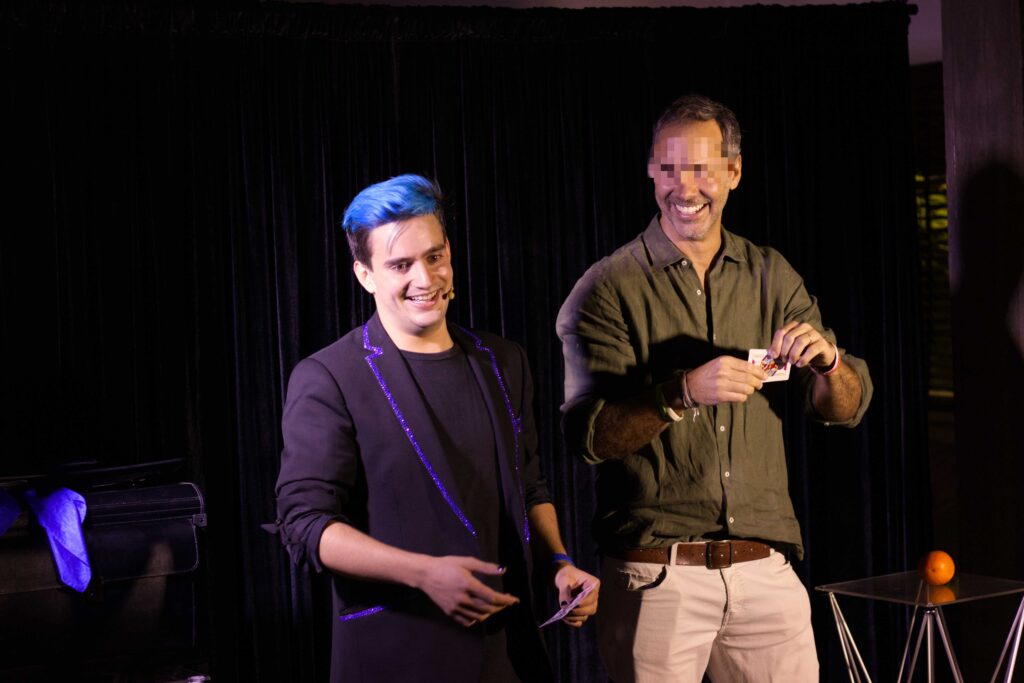Ivan Torres con una persona en el escenario con una carta en un evento privado