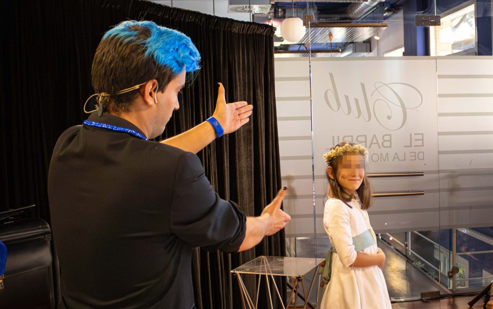 Foto de uno de los magos para comuniones de IluminARTE Ivan Torres actuando junto a una niña de vestida de comunión