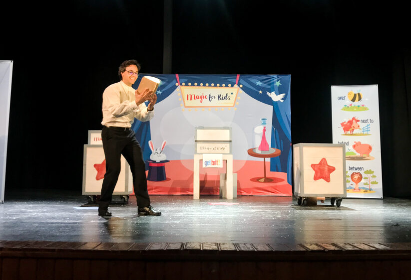 Teatro en inglés para colegios Magic For Kids imagen del escenario con Manu