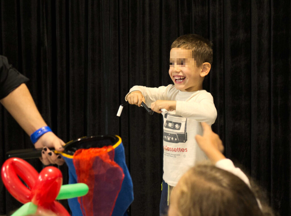 Niño en uno de nuestros shows de magos para cumpleaños donde aparece riéndose con una varita rota. Animación para cumpleaños infantiles. Magos para fiestas infantiles