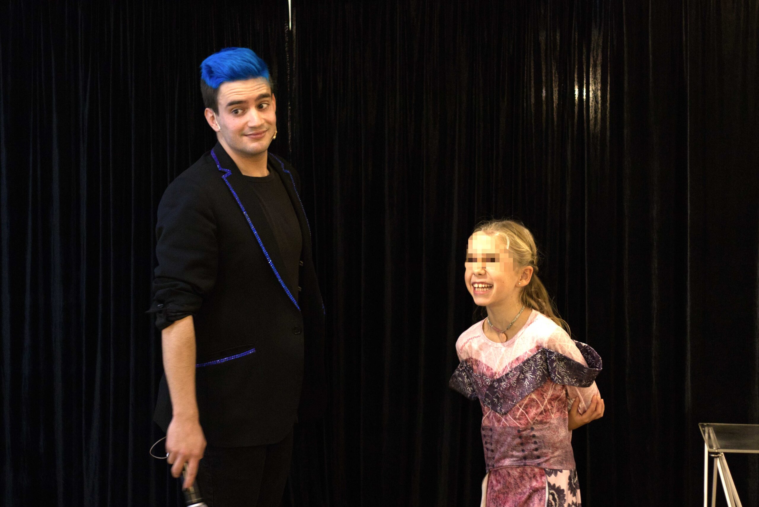 El mago para cumpleaños Ivan Torres y una niña en un show de magia para cumpleaños en una casa. Animación cumpleaños infantiles