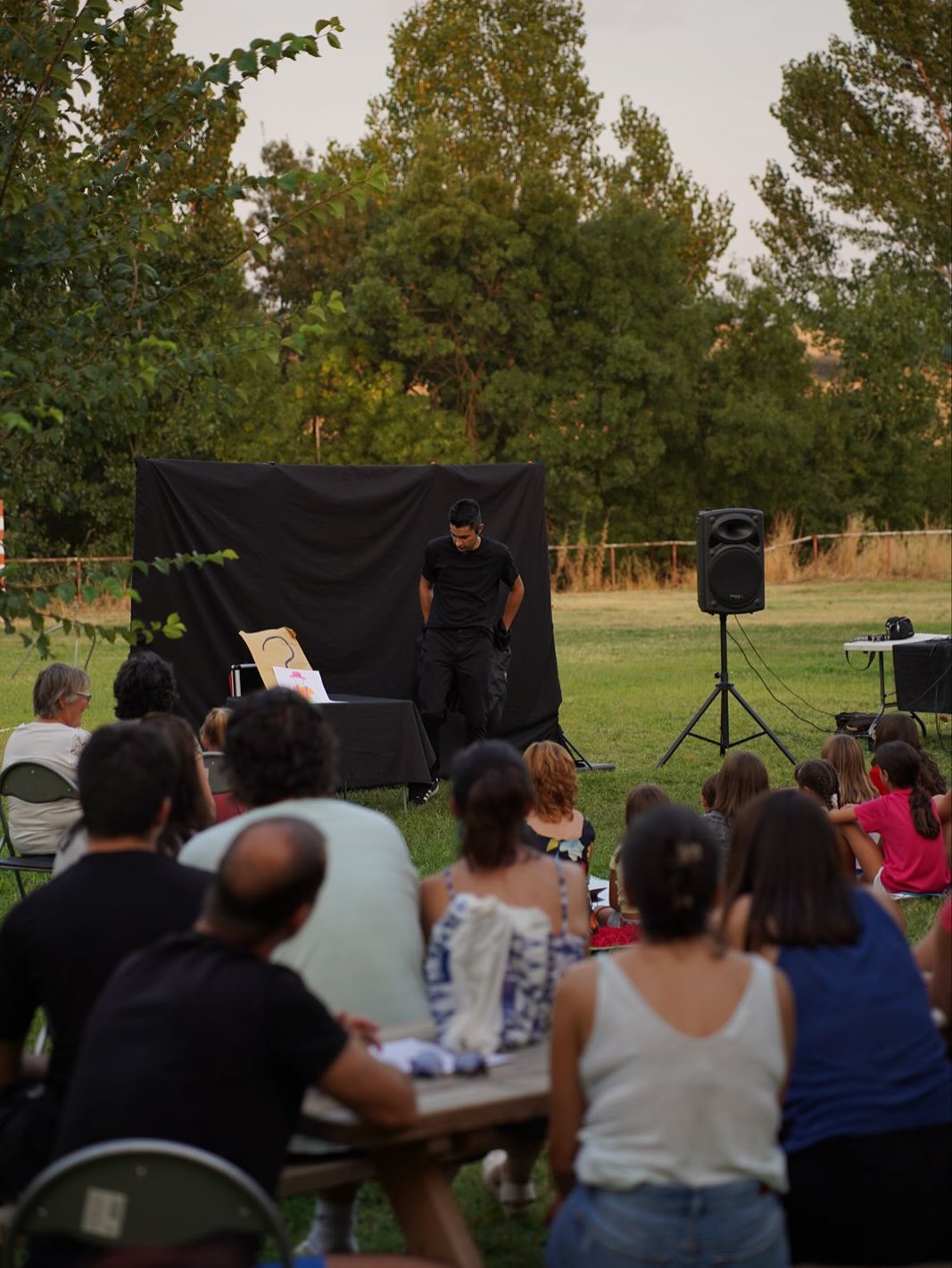 Mago Pini actuando frente al público en un parque al aire libre