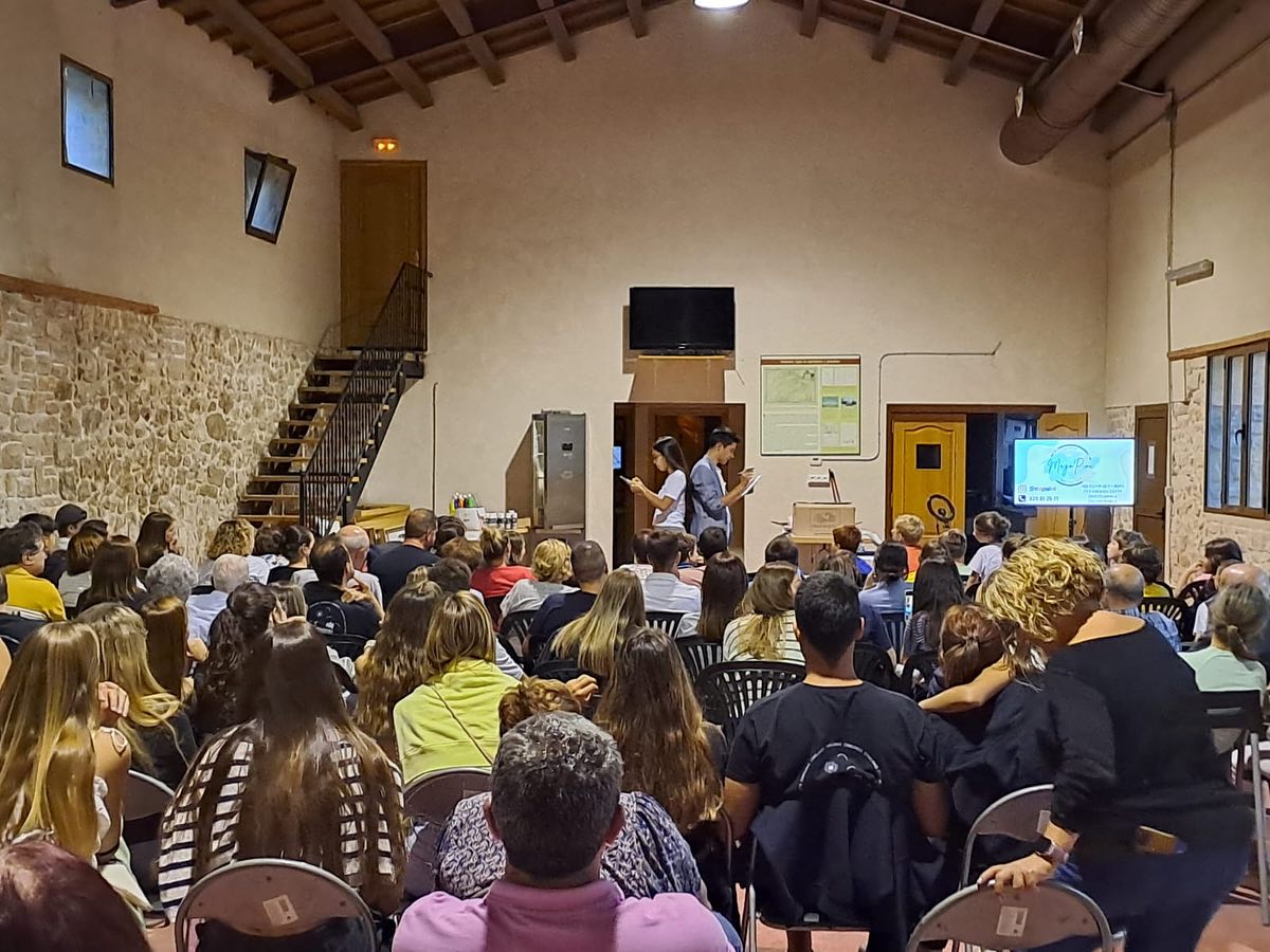 Mago Pini actuando en una asociación rural