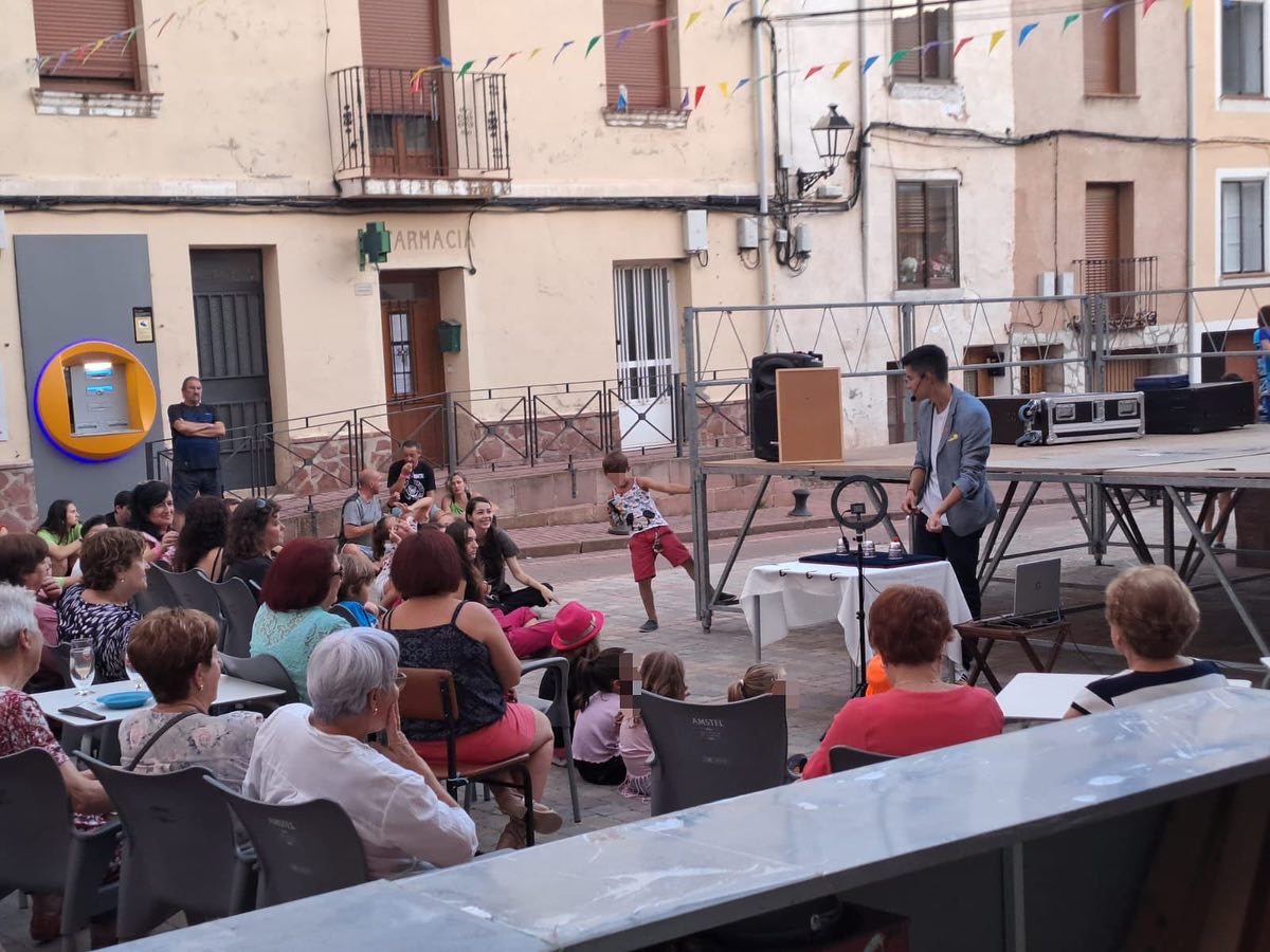 Mago Pini en una de sus actuaciones de pueblo y el público mirando