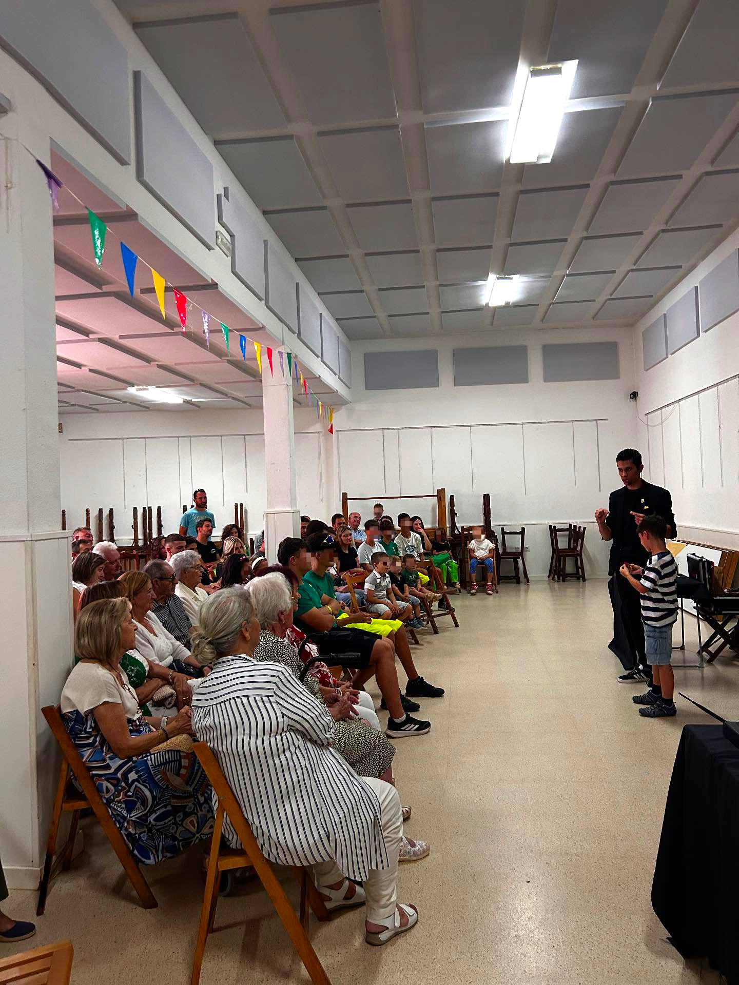 Actuación de magia del mago Pini en una asociación